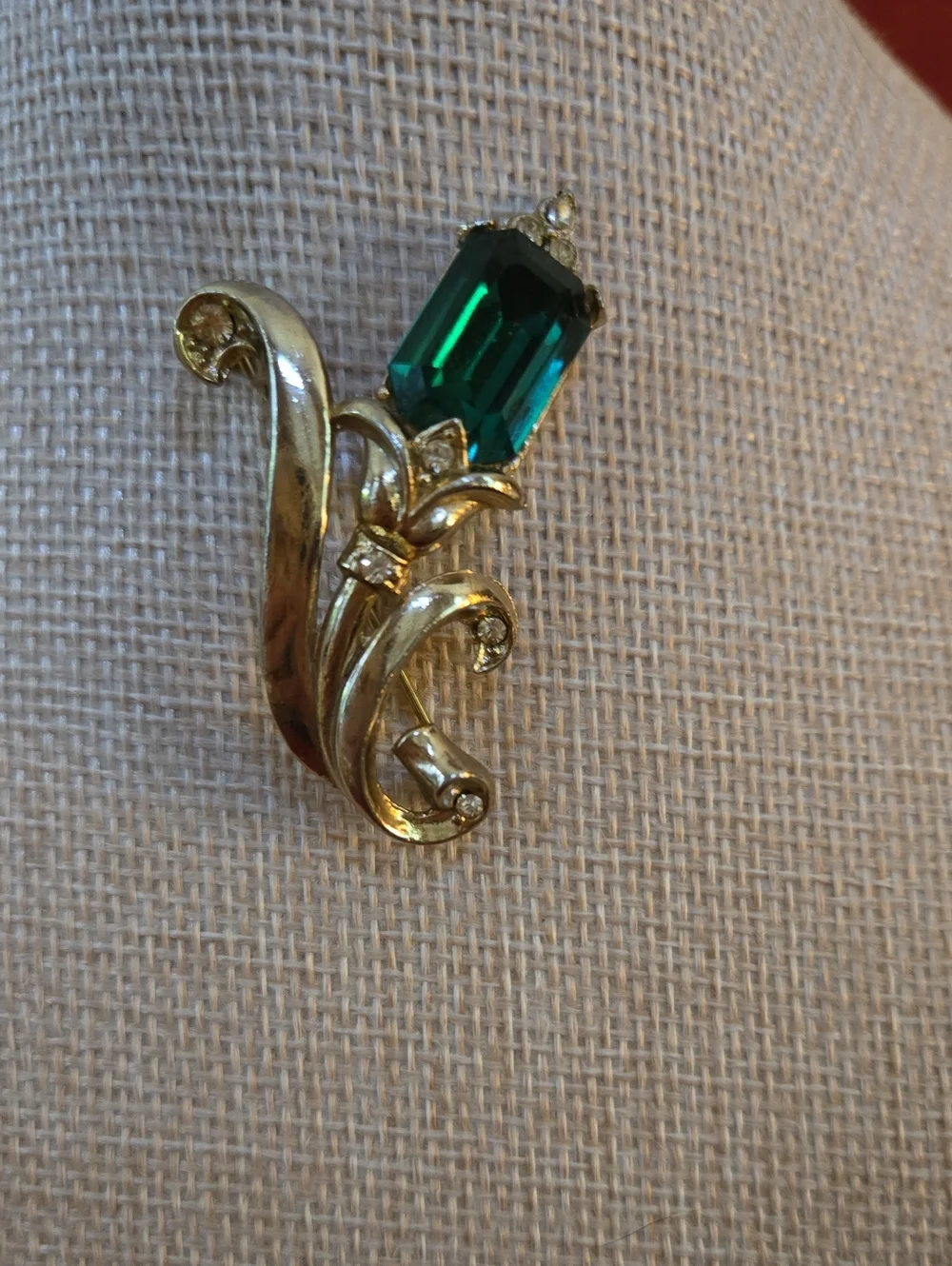 Coro Gold-Tone Brooch with Emerald Green Crystal And Rhinestones